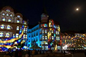 Show în Piaţa Unirii: Orădenii sunt aşteptaţi la proiecţiile Art Nouveau pe trei clădiri, însoţite de acrobaţii la înălţime (VIDEO)