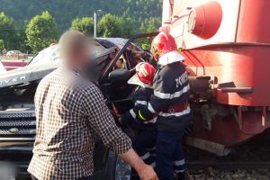 FOTO Un om de afaceri din Botoşani este victima accidentului feroviar. Maşina sa a fost târâtă aproape 100 de metri de tren