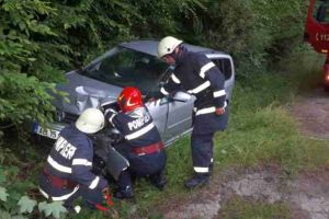 FOTO. ACCIDENT pe DN 75, în zona barajului Mihoieşti. O persoană este încarcerată