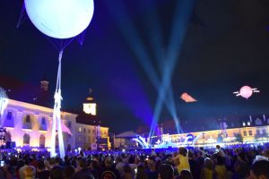 VIDEO FOTO – Acrobaţii la înălţime sâmbătă seara în Piaţa Mare