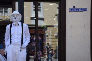 VIDEO FOTO – Charlie Chaplin împarte bomboane şi zâmbete în centrul Sibiului