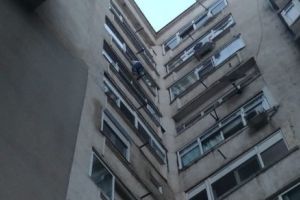 Tentativă de sinucidere la Piaţa Unirii. Oamenii legii au rezolvat situaţia de criză. Update