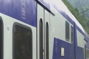 Coşmar pe calea ferată. Un tren InterRegio a rămas blocat  pe câmp. Zeci de pasageri sunt disperaţi