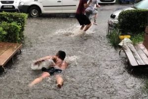 Un tip din cartierul TRIVALE a înotat la scara blocului!