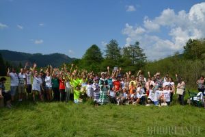 Ziua Liliacului Carpatin: Elevii s-au întrecut în jocuri în natură, iar cei mari la gătit bogracs, la Coada Lacului (FOTO / VIDEO)