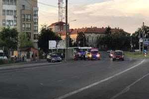FOTO. Accident între un autobuz şi un autoturism, lângă Finanţe