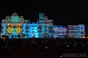 De neratat! Show-ul Art Nouveau cu proiecţii şi acrobaţii pe clădiri a impresionat mii de orădeni în Piaţa Unirii (FOTO / VIDEO)