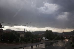 Șase comune afectate de furtuni: acoperişuri luate de vânt, beciuri inundate, podeţe colmatate