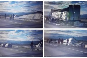 FOTO/VIDEO: Accident rutier pe autostrada Sibiu-Orăştie. Două autotrenuri implicate, dintre care unul a ieşit în decor