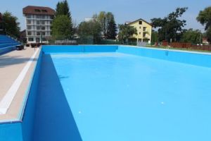 Ștrandul Codrişor a ratat din nou deschiderea sezonului estival. Când se va putea face baie în bazine