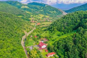 FOTO/Video: Raiul pe pământ, la o pensiune din judeţul Alba. Aer curat, dimineţi cu ciripit de păsări şi mâncare ”ca la mama acasă”. Povestea haiducului şi hangiţei din Poiana Galdei