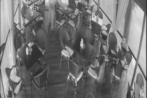 La cules prin cafenea: Hoţ de… zahăr, surprins într-un local din Salonta (VIDEO)