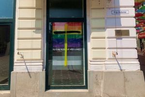 Poliţia Locală nu îl poate identifica pe cel care a vandalizat reclama la expoziţia LGBT. Avea şapcă