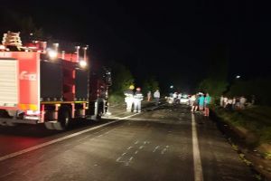 Un bărbat a murit şi alte trei persoane au fost rănite într-un grav accident rutier