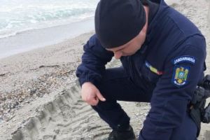 Tineri prinşi în flagrant în timp ce voiau să vândă un kilogram de COCAINĂ în Craiova. Drogurile ar putea proveni din încărcătura de stupefiante pierdută în Marea Neagră