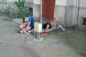 FOTO. Fenomenul ,,Zombie” loveşte din nou! Doi tineri, paralizaţi în faţa unui bloc din oraş