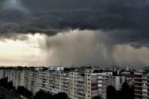 Cod galben de furtuni în toată ţara, dar cu temperaturi mari