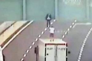 Un român a devenit erou în Italia, după ce a convins un tânăr să nu se sinucidă. La final, cei doi s-au îmbrăţişat