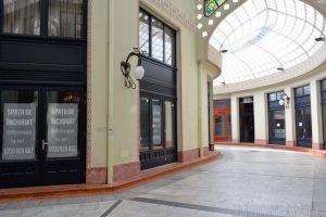 Palat abandonat: De ce a devenit Palatul Vulturul Negru din Oradea un loc lipsit de viaţă, cu majoritatea spaţiilor comerciale goale (FOTO)