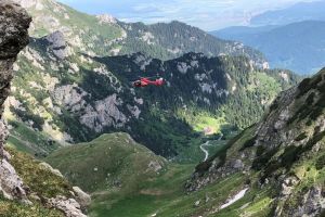 Dispărută de ieri în munţii Bucegi, o femeie este căutată cu elicopterul SMURD