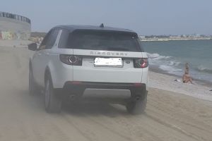 Cu masina pe nisip, pe o plaja de la Marea Neagra. Revoltata, o persoana a depus plangere la Politia Locala Constanta