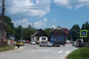 FOTO: ACCIDENT rutier la intrare în SOHODOL: Coliziune între un autoturism şi o motocicletă
