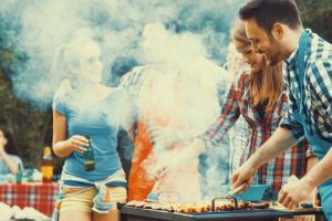 Amenzi usturătoare pentru românii care ies la grătar sau picnic la iarbă verde şi nu păstrează curăţenia