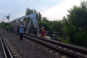 UPDATE. Doua persoane s-au electrocutat pe podul CFR din zona Herastrau. Circulatia trenurilor catre litoral, afectata  
