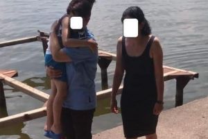 Mamă, la un pas de moarte pentru o jucărie. Tragedie evitată în ultima clipă. Îngerul salvator de la Poliţia Locală Bucureşti