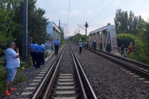 Electrocutaţi pe podul CFR din Herăstrău. Salvaţi în ultima clipă. O victimă în stare gravă - UPDATE