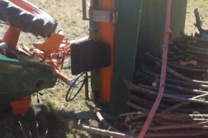Bărbat prins sub un tractor