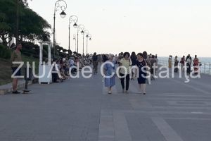Zeci de persoane au ales faleza Cazinoului din Constanta ca loc de relaxare, duminica seara (fotoreportaj)