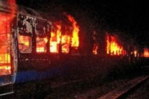 Alertă! Un tren a fost cuprins de flăcări. Sute de persoane, afectate de incendiu