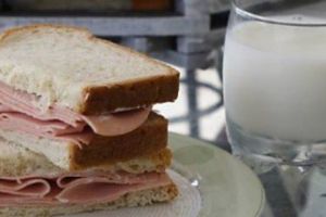 Atenţie mare! Specialiştii trag semnalul de alarmă. Laptele nu se combină niciodată cu aceste alimente