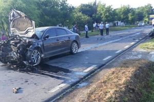 FOTO Accident cu doi morţi! Un poliţist a intrat cu maşina pe contrasens