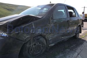 FOTO Patru tineri s-au răsturnat cu maşina pe un drum judeţean. Două fete au fost rănite