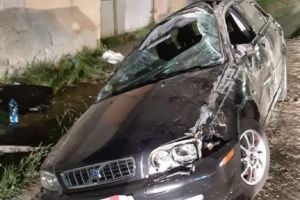 O fată de 18 ani a murit într-un cumplit accident. Maşina în care era s-a izbit într-un stâlp