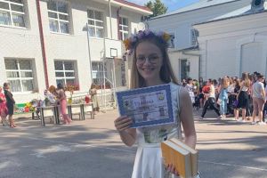 FOTO Elevă de 10! Fiica unor cunoscuţi oameni de afaceri din Botoşani a terminat cu 10 pe linie. A fost şi olimpic la două discipline