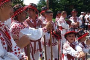 Cetele Rusaliilor din Vlaşca. Cine mai crede azi în Vătafi, Muţi şi descântecul usturoiului