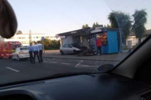 Un şofer a intrat cu maşina într-o staţie RATBV