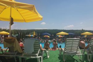 În timp ce ştrandul municipal este închis, la Bistriţa se poate face baie la piscină (FOTO)