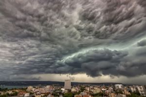 ATENŢIONARE METEO! COD GALBEN de ploi torenţiale, vijelii şi grindină