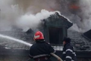 Incendiu la o magazie de lemne din Hărman. Focul a cuprins o suprafaţă de 200 de metri pătraţi (Video)