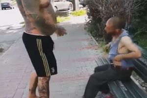 Ce i-a făcut tânărul tatuat din imagine unui cerşetor pe care l-a văzut la bustul gol, pe o bancă