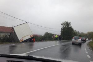 Accidente pe DN1: Un TIR s-a răsturnat în şanţ la Tileagd, un altul lângă Negreni