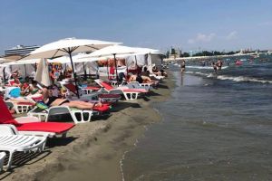 Bataie de joc pe plajele din Mamaia. Sezongurile sunt amplasate la un pas de apa marii