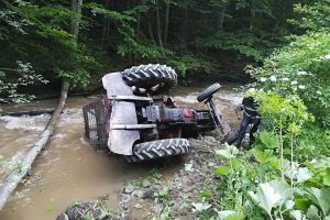 FOTO Moarte tragică pentru un sibian. A fost strivit de tractorul cu care mergea