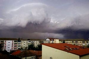 Furtuni cu grindină până luni în Banat. Canicula aduce coduri galbene de ploi