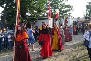 Ziua a II-a a festivalului „Dracula” a adunat numeroşi localnici şi turişti care “au păşit” în Evul Mediu