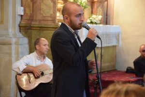 VIDEO FOTO – Câştigătorul de la Vocea Portugaliei face senzaţie în bisericile din Sibiu